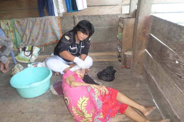 Miris ! Tak Punya Uang Untuk Berobat Mata Nenek Ini Nyaris Buta Karena Kepala Nya Di Greogoti Belatung Miris ! Tak Punya Uang Untuk Berobat Mata Nenek Ini Nyaris Buta Karena Kepala Nya Di Greogoti Belatung
