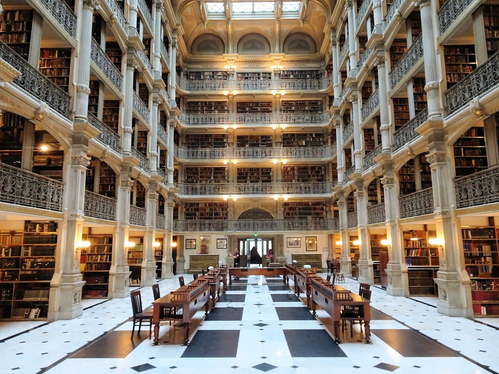 Femme au foyer The Peabody Library, a cathedral of books