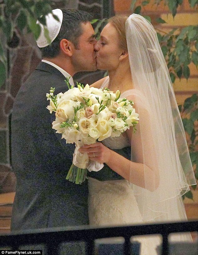 Эштон катчер и мила кунис свадьба. Марк кунис. Свадьба милы. Пол андерсон и милла йовович. Мила кунис свадьба.