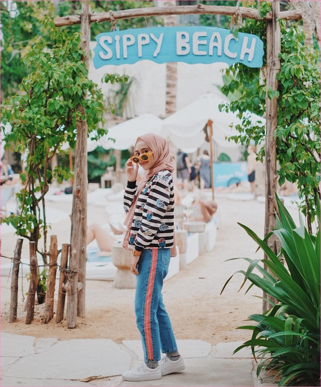 Outfit Celana Jeans Untuk Hijabers Ala Selebgram 2018 sweaters stripe putih hitam hijab pashmina diamond krem pants jeans denim ciput rajut sneakers kets putih jam tangan krem kacamata oren muda kaos kaki abu ootd trendy Outfit Celana Jeans Untuk Hijabers Ala Selebgram 2018 sweaters stripe putih hitam hijab pashmina diamond krem pants jeans denim ciput rajut sneakers kets putih jam tangan krem kacamata oren muda kaos kaki abu ootd trendy