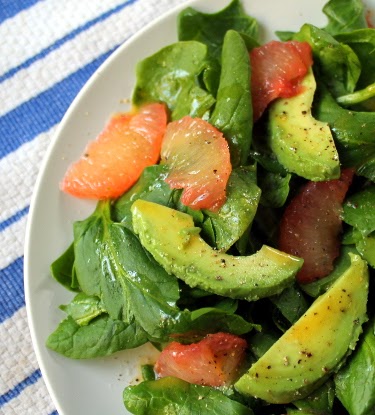 Spinach salad with grapefruit and avocado