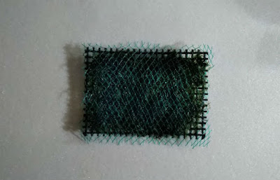 モスマット作成手順⑤、余白を残してオクラネットをカット