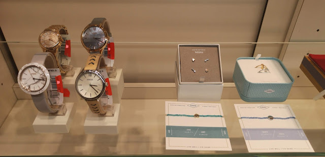 Orologi da donna Fossil e parure di bijoux, con doppia coppia di orecchini o doppio anello, in acciaio bianco, dorato o rosato. A saldo.