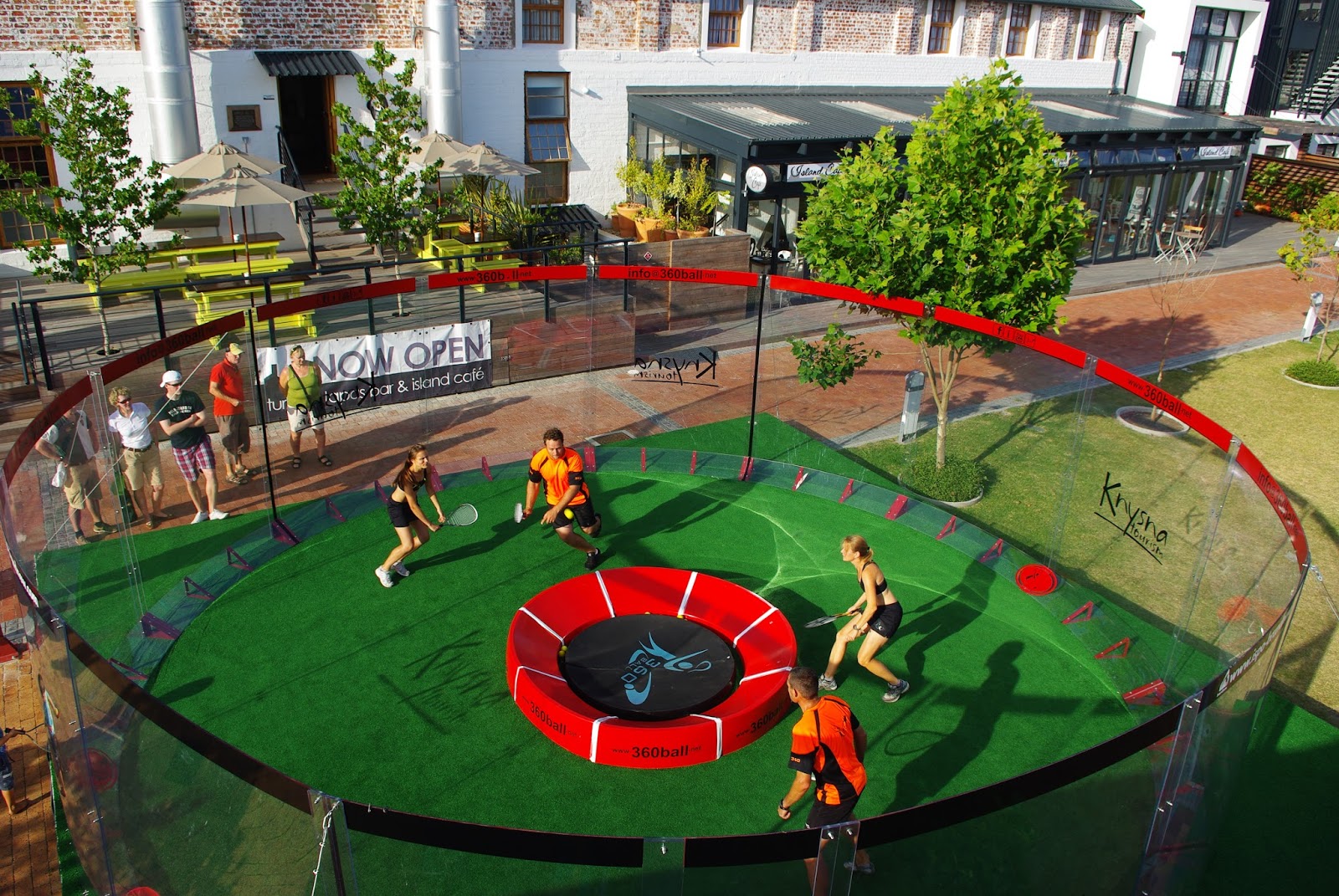 Игра 360 москве. 360ball. Круглая спортивная площадка. Площадка для игры в мяч. Детские площадки для игры в мяч.