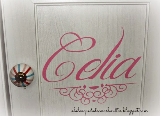 Mesilla de noche con letras