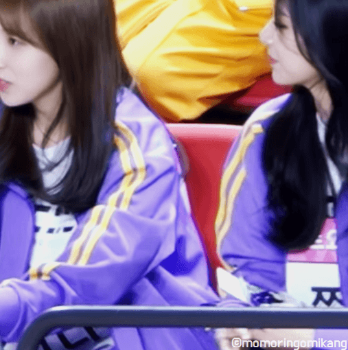 자기 보조개 꾹 누르는 미나리