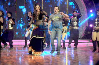 Salman promotes 'Jai Ho' on the sets of Dance India Dance