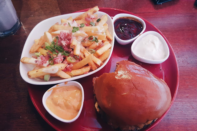 tgi fridays cheeseburger deluxe with cheese & bacon fries tgi fridays cheeseburger deluxe with cheese & bacon fries