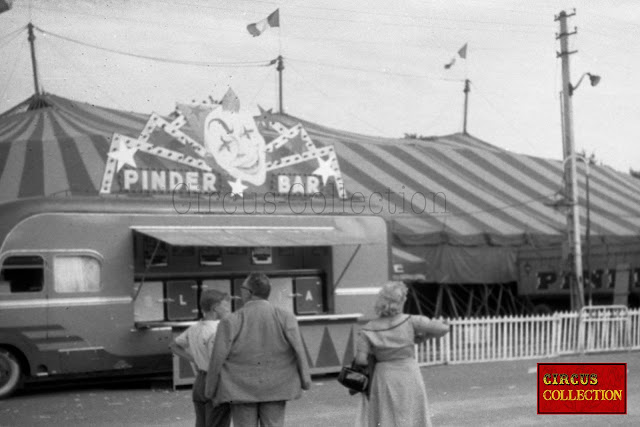 Chapiteau et confiserie du cirque Pinder 