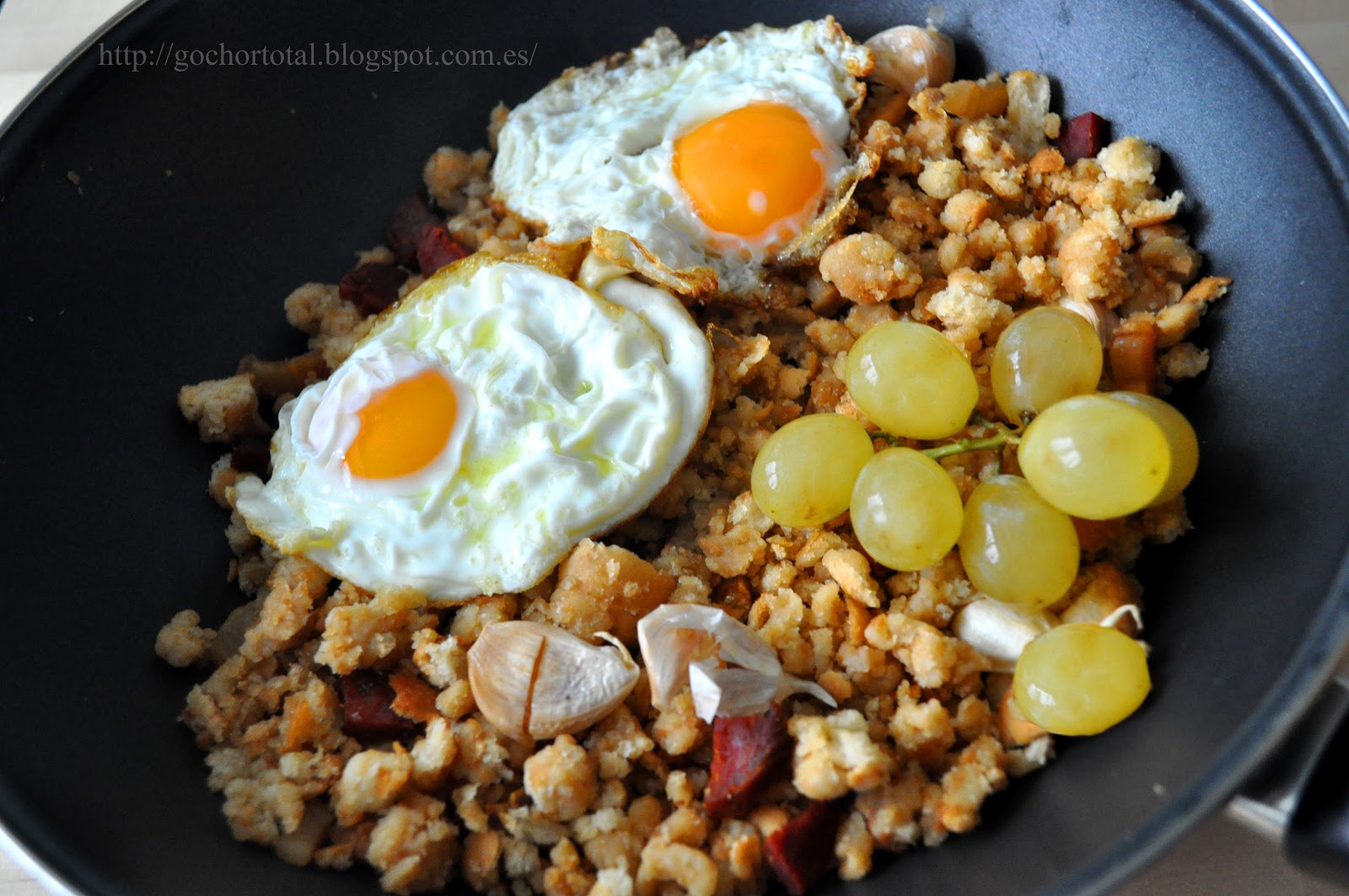 GOCHORTOTAL MIGAS CON HUEVO Y UVAS