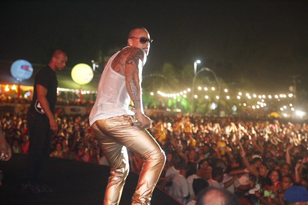 SALVADOR POR STEFANO DIAZ Anitta dança e curte show de Leo Santana no Palco