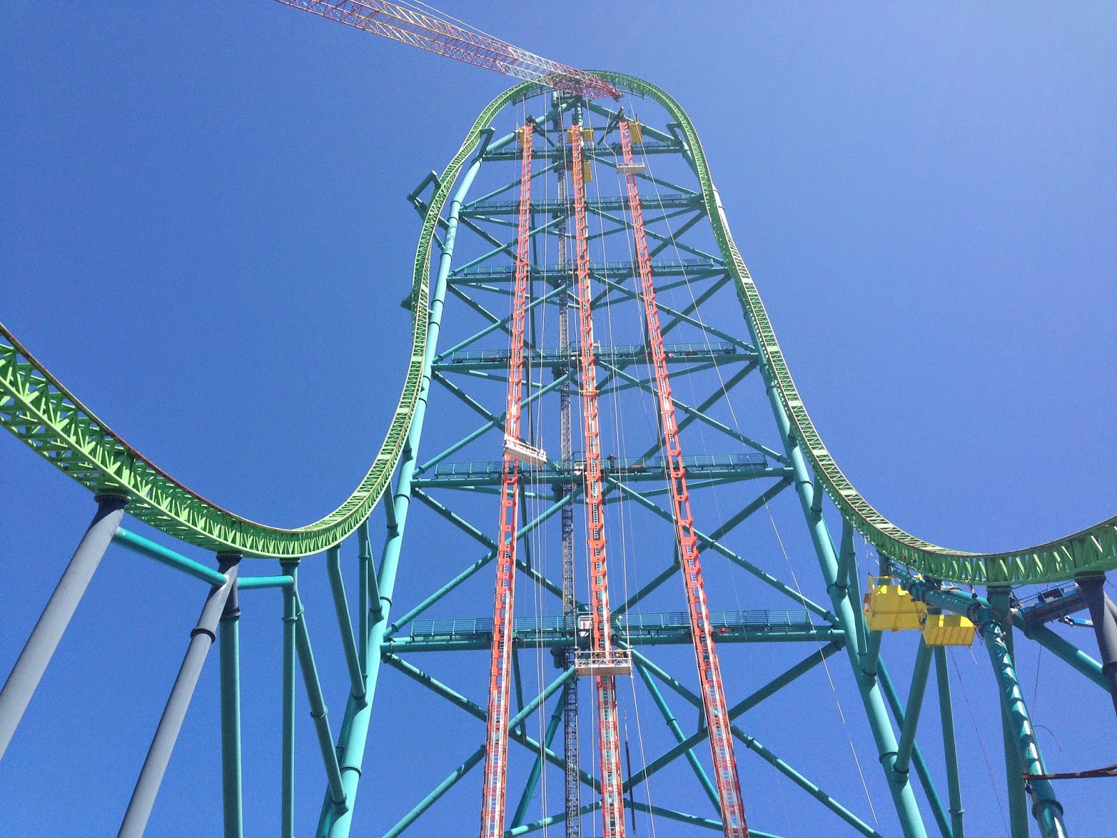 Final Track Piece Of Zumanjaro Drop Of Doom Completed On The World s final-track-piece-of-zumanjaro-drop-of-doom-completed-on-the-world-s