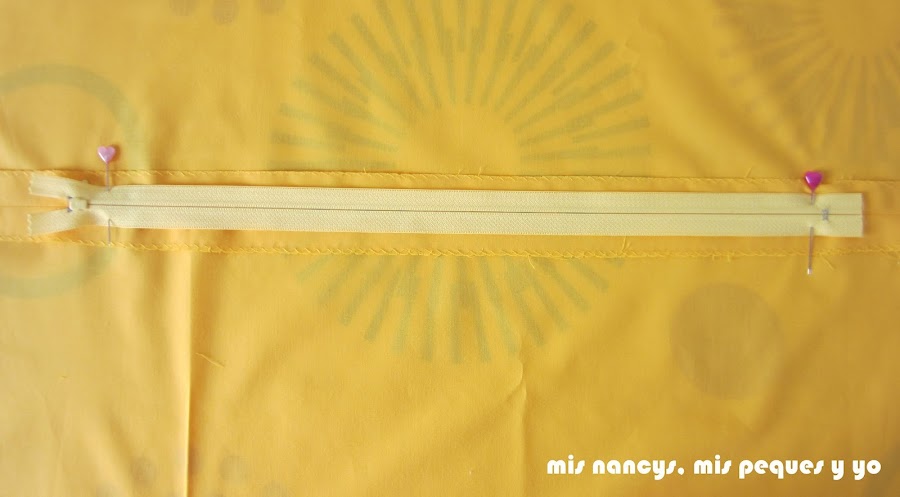 mis nancys, mis peques y yo, tutorial DIY funda de cojín sencilla con cremallera y volante, colocar cremallera