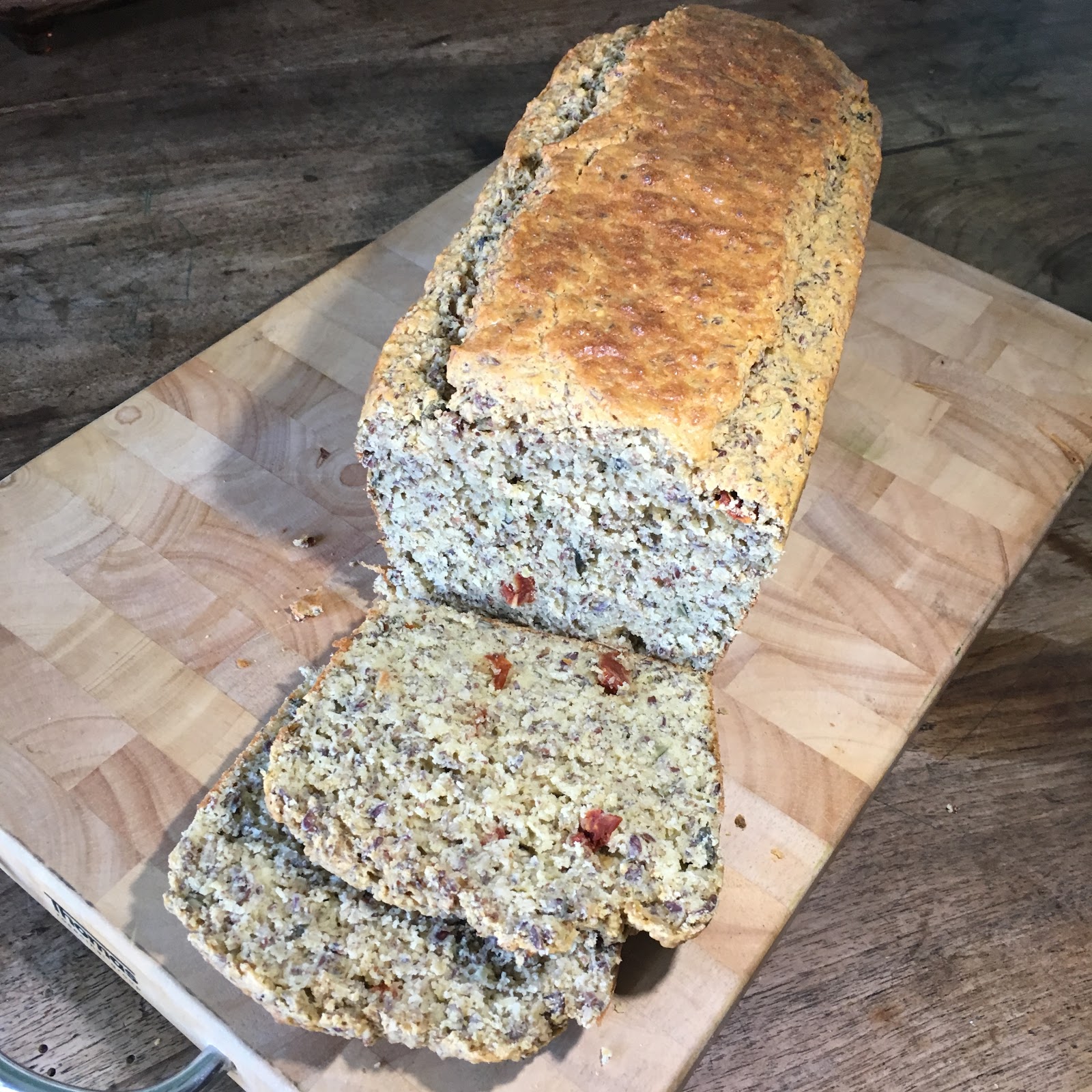 Ein Stück heile Welt : Linsen-Kichererbsen-Brot mit Rosmarin und Tomaten