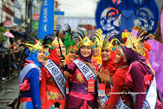 Peserta karnval dan penonton antusias menikmati acara creative carnaval. Peserta karnval dan penonton antusias menikmati acara creative carnaval.