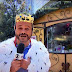 Falando sobre Neymar, Eric Faria participa do 'Bom Dia Brasil' vestido de rei