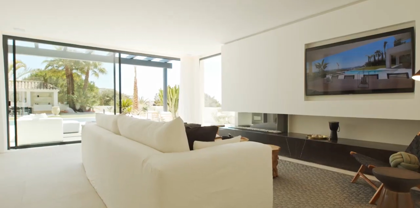 18 Photos vs. Modern villa close to the beach in Elviria, Marbella vs. Interior Design Tour