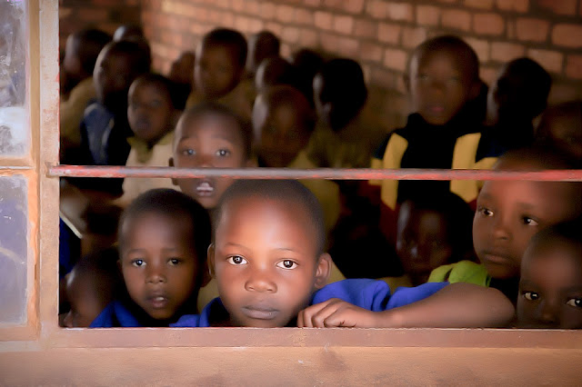 Una multitud de pequeños niños africanos hacinados