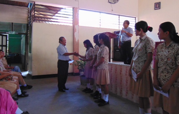 Bagi Amplop kelulusan, SMA Karya Sekadau tidak pakai coret-coretan seragam Sekolah Bagi Amplop kelulusan, SMA Karya Sekadau tidak pakai coret-coretan seragam Sekolah
