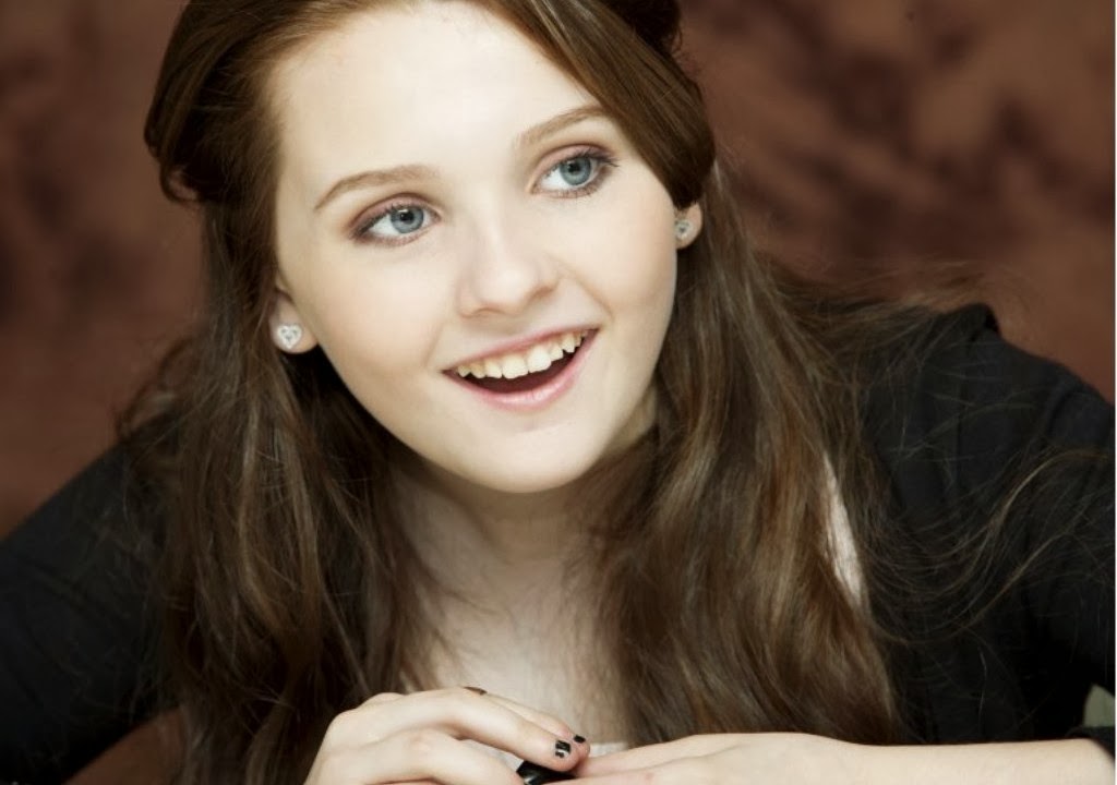 Gorgeous Abigail Breslin Desktop Wallpapers Everything 4u.