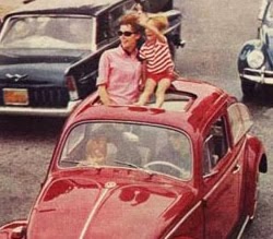 Propaganda do Fusca nos anos 60 com uma criança no teto do carro em movimento.
