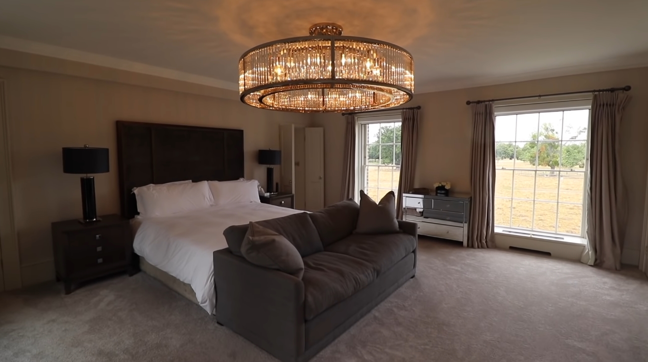 16 Photos vs. Hampton Court Road, East Molesey, Richmond UK Mansion Interior Design Tour