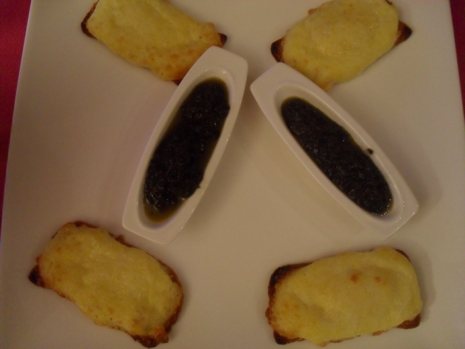 Pecaras de Gula TOSTAS DE QUESO CON TAPENADE DE ACEITUNAS