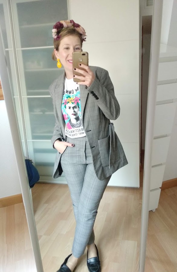 Camiseta Frida y traje cuadros
