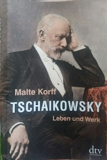 Das Cover zeigt den älteren Tschaikowsky in einem Sessel sitzend, die Stirn auf die Hand gestützt
