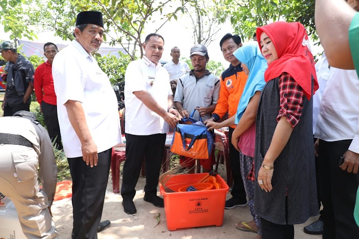 Plt Bupati Lamsel Sambangi Rumah Pranoto dan Beri Bantuan,Terkena Musibah Puting Beliung Di Jati Agung Lamsel.