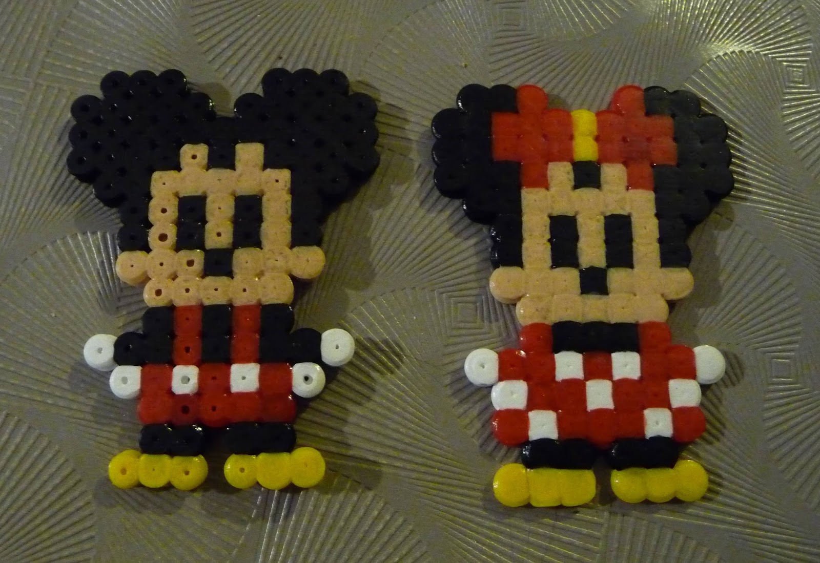 Perle A Repasser Mickey Et Minnie Cuillère, aiguille et scie sauteuse: Personages Disney classiques en perles  Hama, Mickey, Minnie, Donald et cie