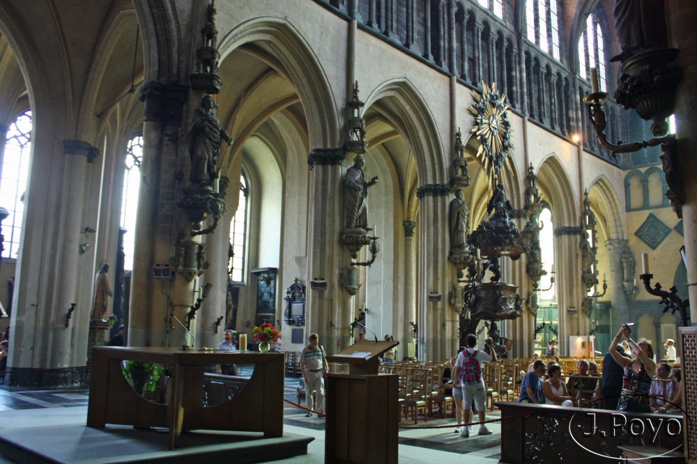 Interior de la Iglesia de Nuestra Señora de Brujas