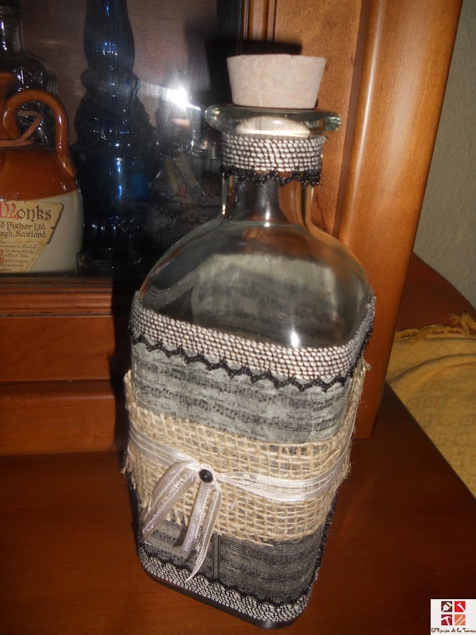 botella reciclada con técnica decoupage