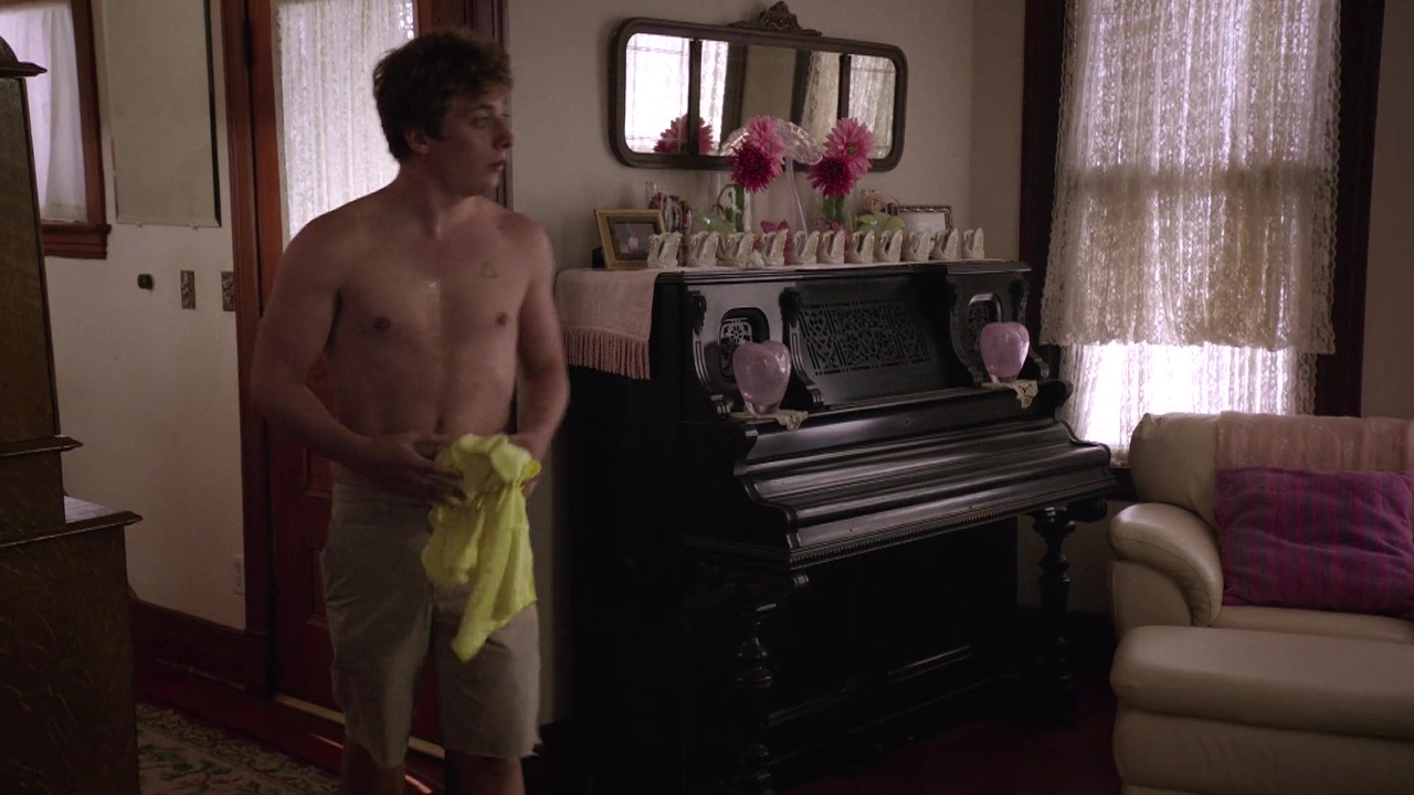 ausCAPS: Jeremy Allen White shirtless in Shameless 3-03 "May