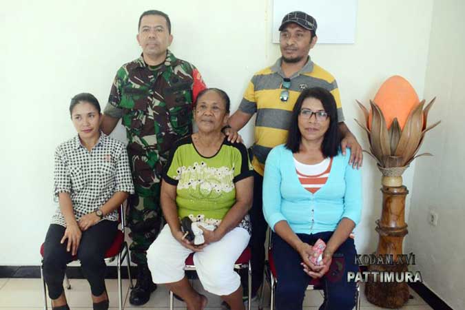 Kodam Pattimura Beri Bantuan Kepada Isteri Tapol Ambon, Malukupost.com - Kodam XVI/Pattimura memberikan bantuan kepada para isteri pelaku separatis atau tahanan politik (Tapol) RMS (Republik Maluku Selatan) yang berasal dari Negeri (desa) Aboru, Kecamatan Haruku, Kabupaten Maluku Tengah (Malteng) dan Kota Ambon. Bantuan tersebut diberikan untuk membantu mereka memenuhi kebutuhan keluarga selama suami masih berada dalam Lembaga Pemasyarakatan (Lapas) baik di Ambon, Maluku maupun di Pulau Nusa Kambangan, Jawa Tengah. Bantuan diterima oleh tiga orang ibu yang mewakili para isteri tapol RMS tersebut di Ambon, Sabtu (30/9). Mereka adalah Martha Sinay, Yohana Saija dan Oci Malawau.