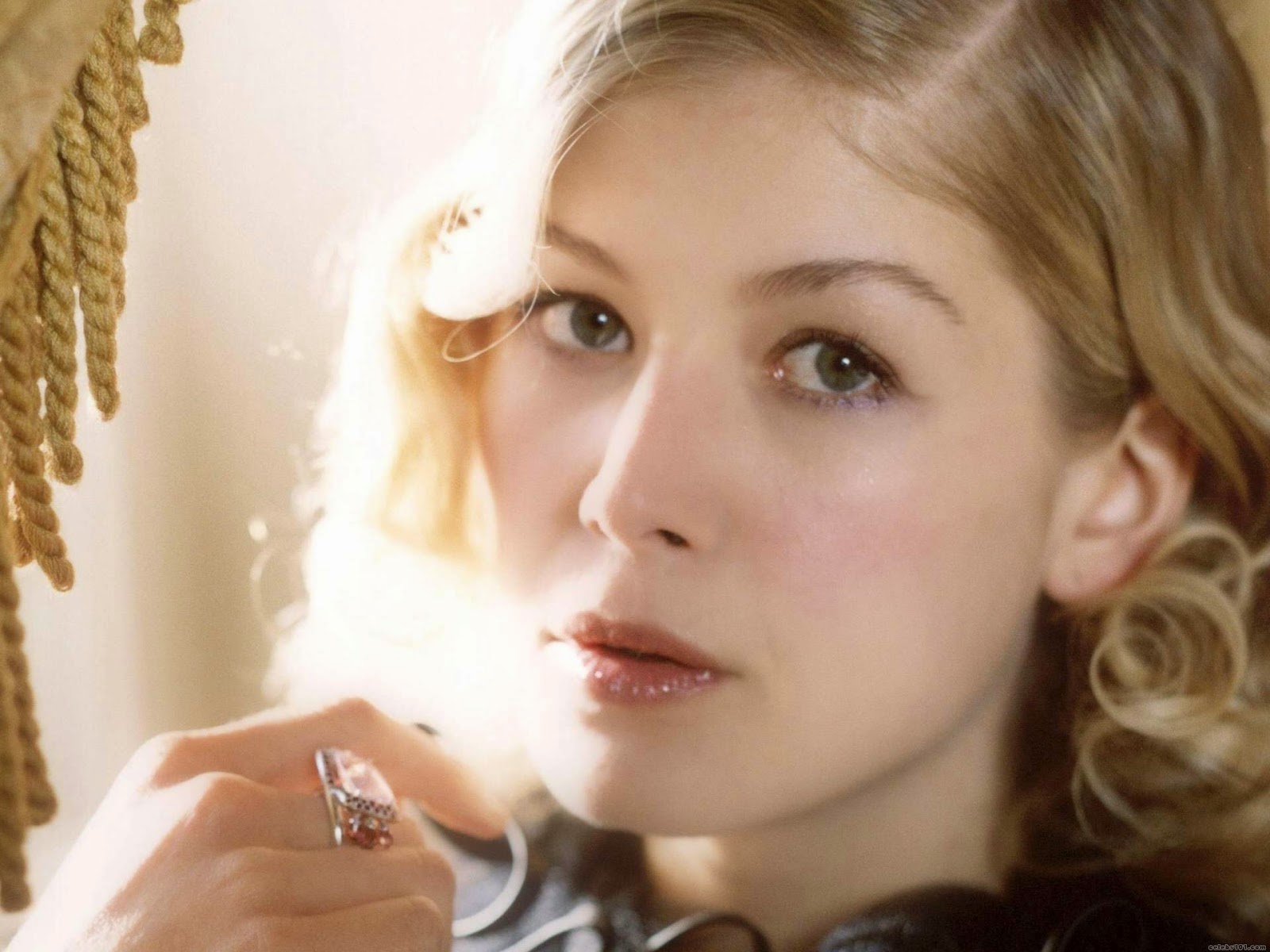 Rosamund Pike HD Wallpapers