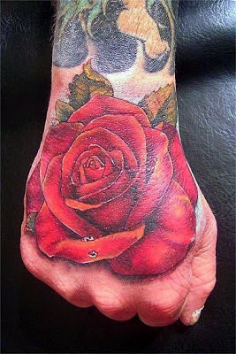 Tatuaje de rosa roja en la mano