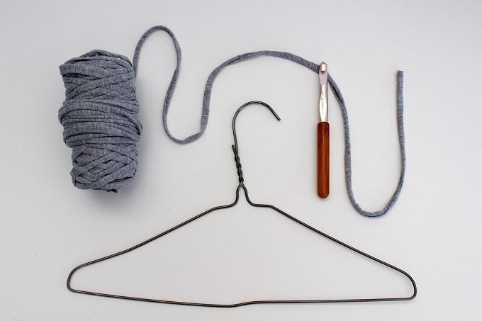 How to recycle a wire coat hanger with crochet, a simple diy tutorial