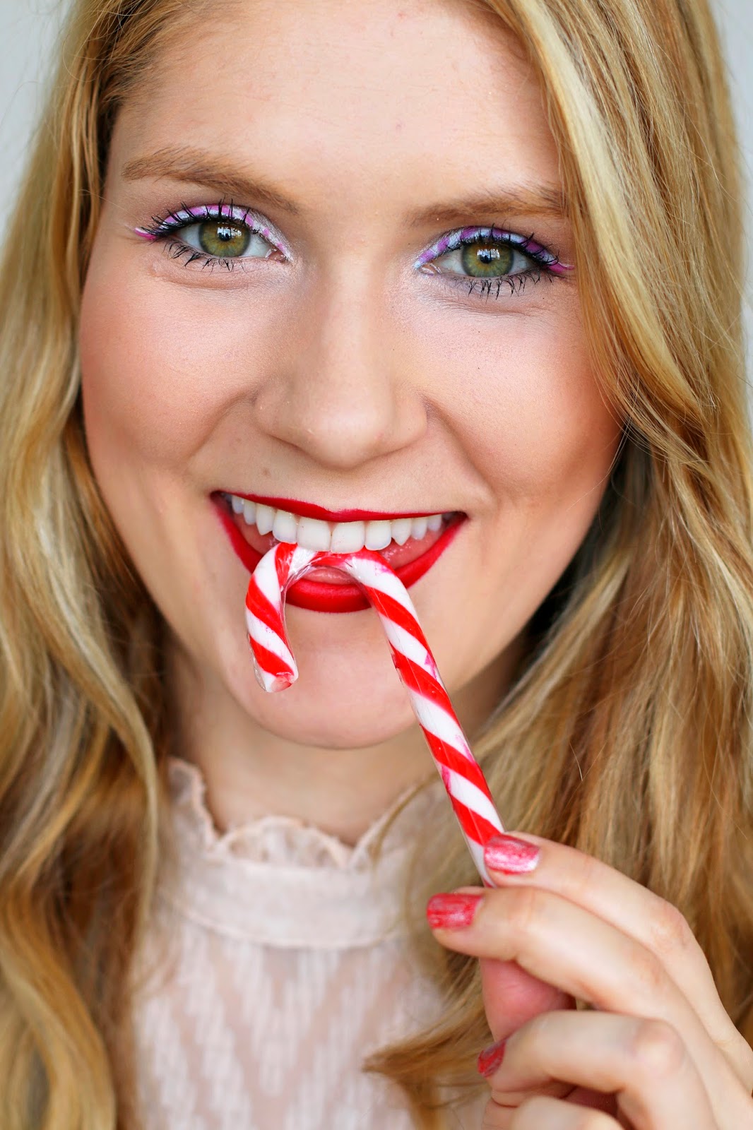 Pretty makeup for the holidays! Click through for tutorial