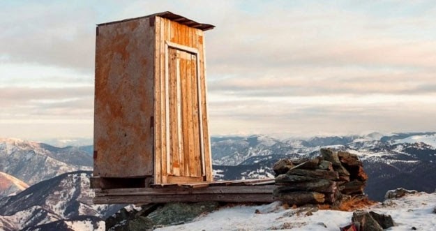 Toilet ini Berada di atas Gunung dan sangat berbahaya