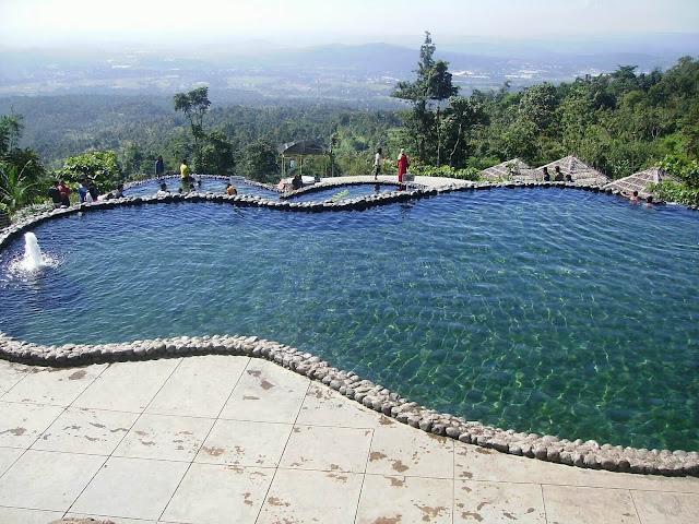 Kolam Renang yang nampak jernih Kolam Renang yang nampak jernih
