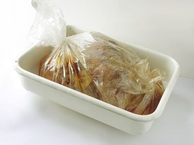 membungkus makanan panas dengan plastik