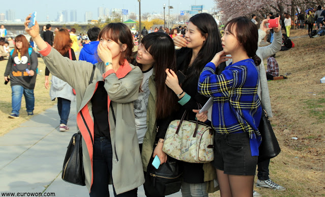 Cuatro chicas coreanas tomándose una autofoto