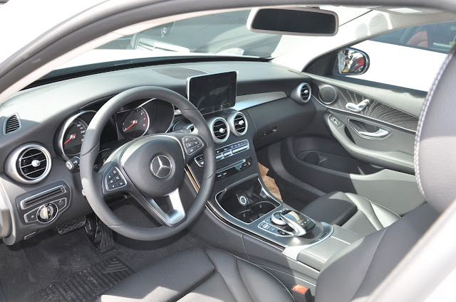 Thiết kế nội thất Mercedes C200 Mercedes C200 hướng đến những người trẻ tuổi năng động