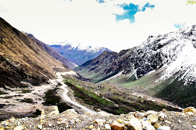 Way to Kala Patthar Way to Kala Patthar: Photo by Jayashree Sengupta @DoiBedouin
