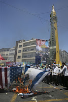 Um retrato do fundador revolucionário iraniano, o aiatolá Khomeini, e a Cúpula da rocha de Jerusalém paira de um prédio em segundo plano. (AP Photo / Vahid Salemi)