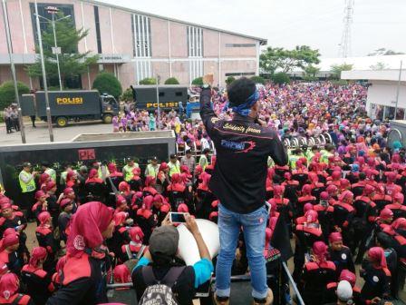 UMP Jawa Barat 2017 Rp 1,4 Juta UMP Jawa Barat 2017 Rp 1,4 Juta
