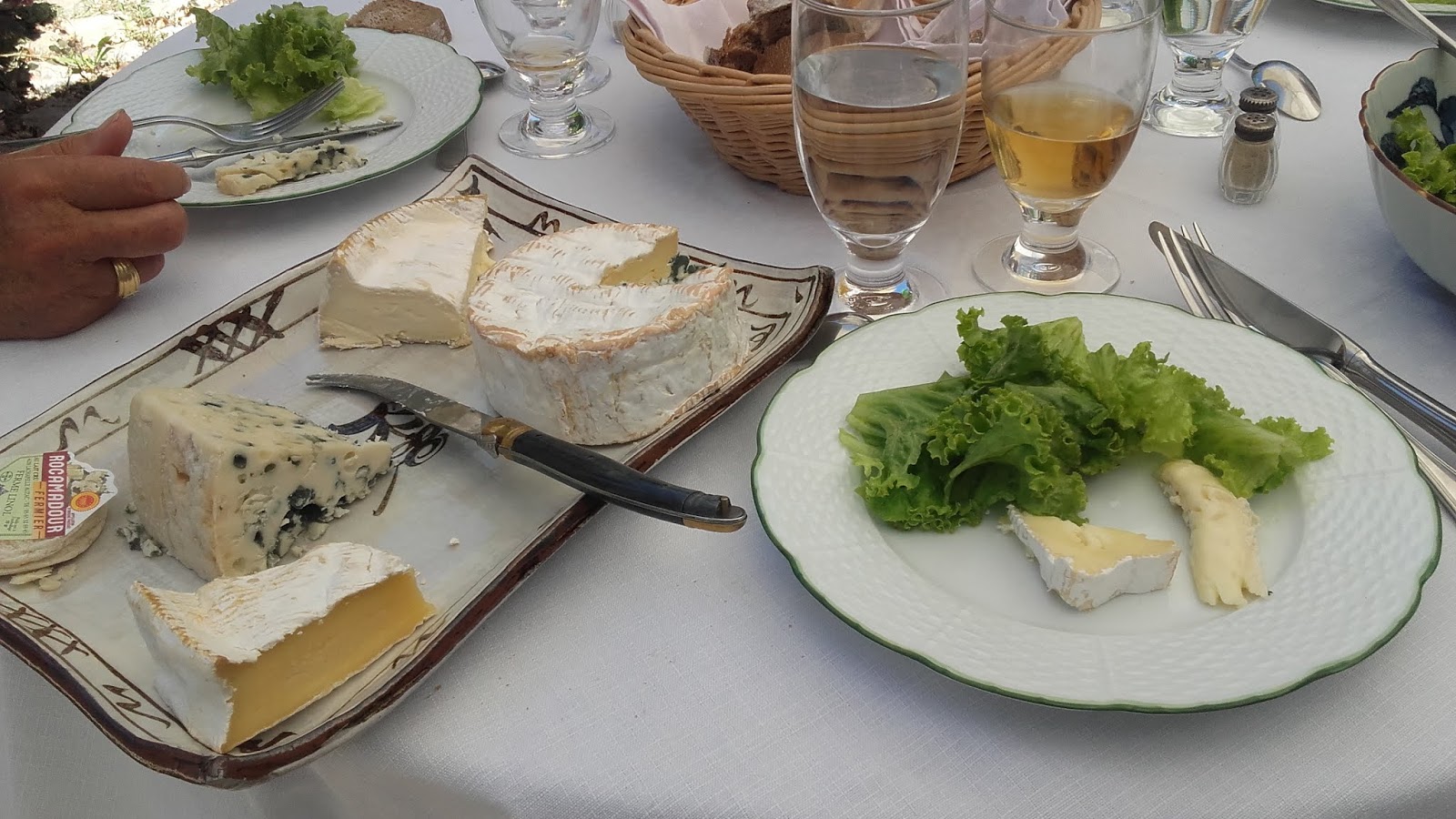 Positive Eating Living Déjeuner D été Sur La Terre S En Suivent Un Plateau De Fromages Et Salade Avec Camembert Au Lait Cru La Norman