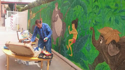 Pintando un mural para los niños...
