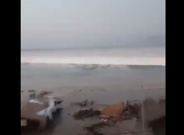 Tsunami golpea ciudad de Indonesia (VIDEO) 